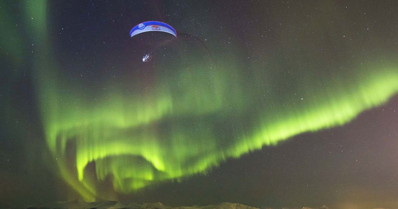 hovaboards's tweet photo. Incredible night time flight via @twistedsifter https://t.co/xoA7k9FLGE https://t.co/XvMDfXJYlC