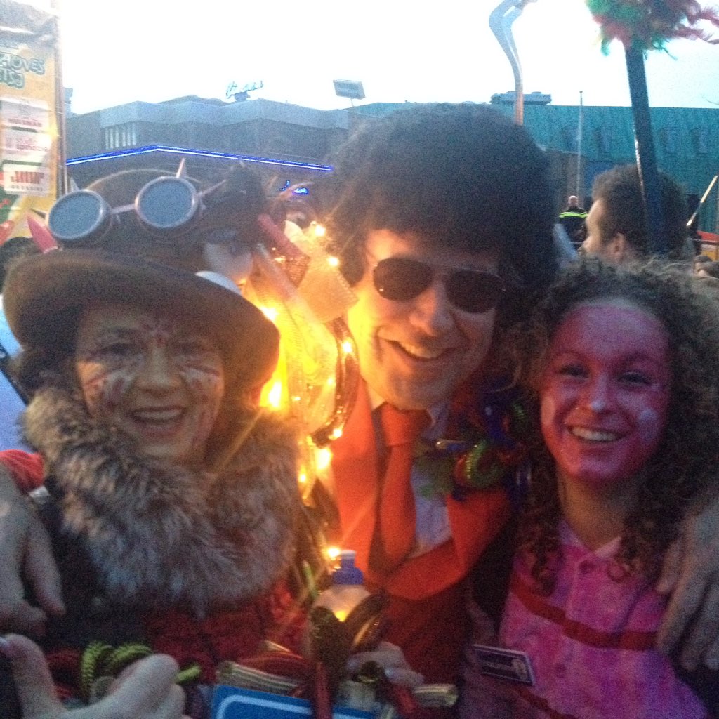 Ruud_Zanders's tweet photo. Carnaval is begonne! En jaowel, natuurluk kom ik de familie wer tege #roetsj #rooj @ClaessensMarian @john_claessens https://t.co/QpwxAKPCnb