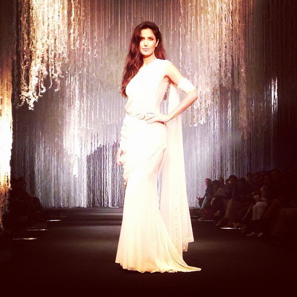 indiandesigner_'s tweet image. How angelic is this woman? Simply cannot get over her look!!! #katrinakaif #springsummer16 #taruntahiliani #style #…