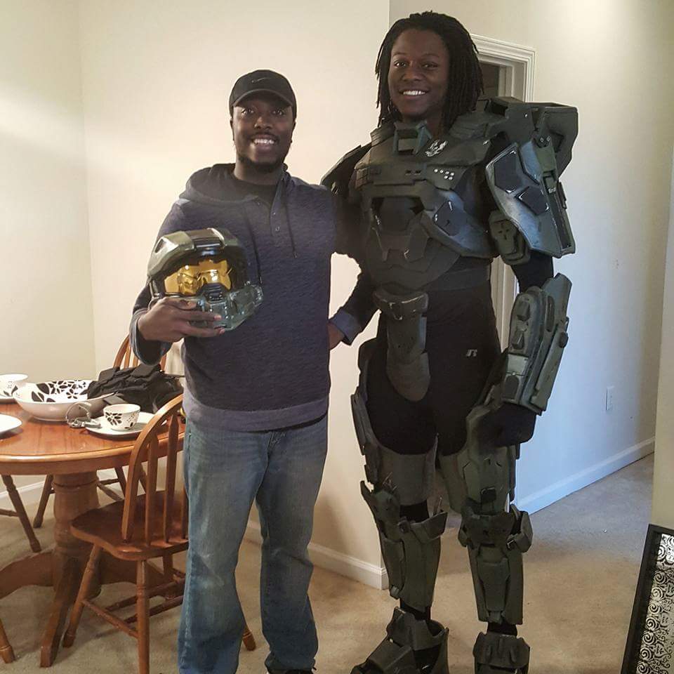 405thSouthReg's tweet photo. Kansas City Chiefs wide receiver @_flight17_  showed up to Ebony Warrior Studios to try on his brothers armor.@405th https://t.co/uZcYeTU9UY