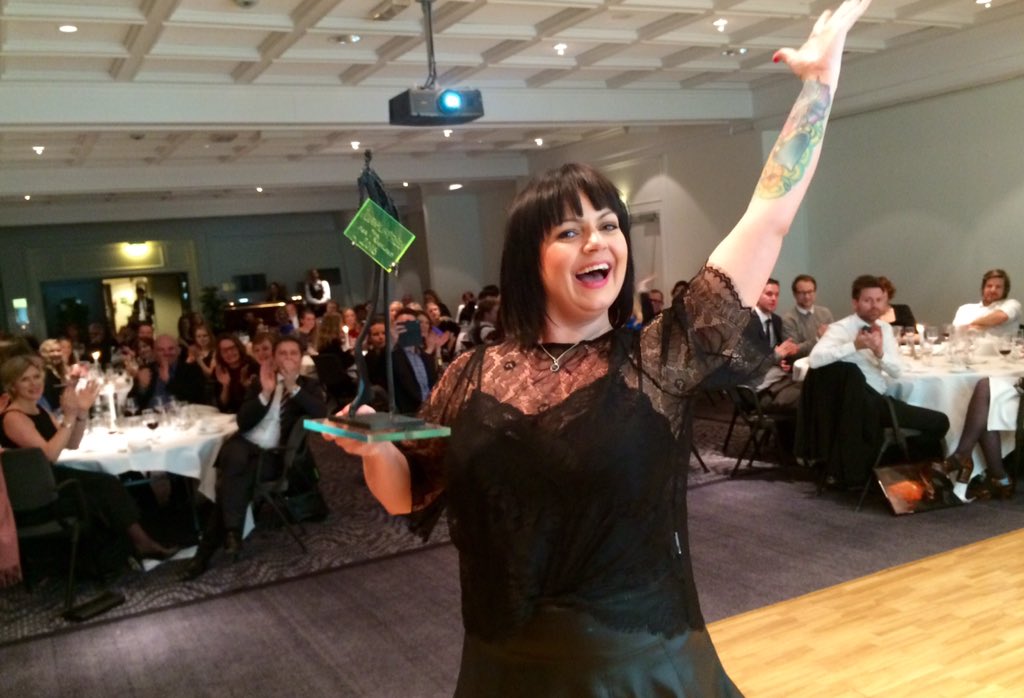 SVGJournalist's tweet image. Journalistprisen for Årets Reportasje til @VeronicaSimone @tvvest! #Pressefesten