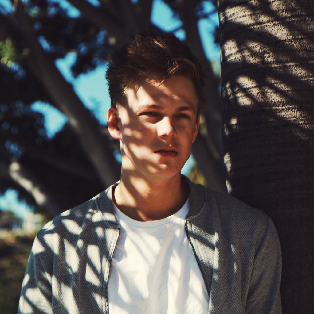 Caspar_Lee tweet picture