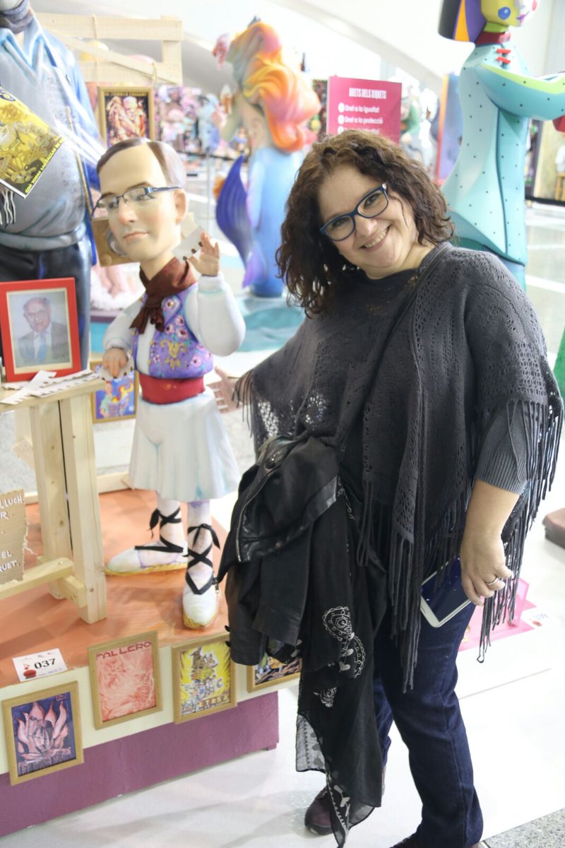 <a href="/JCF_Valencia/">Junta Central Fallera</a> Soc igual d'alta que Javi Tejero! Coses que nomes poden passar en #falles  #ExpoNinot16 #Falles2016