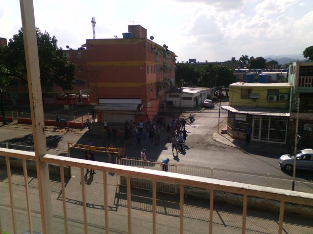 JMDICARO's tweet photo. Policia delincuentes arremeten a tiros a habitantes que juegan carnaval en la #isabelica #Valencia #carabobo https://t.co/WSXfV3zL34