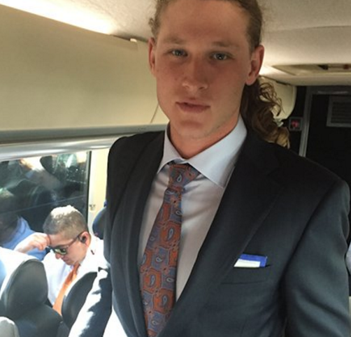 Peyton Manning thanks practice squad player for help by buying him custom suit ble.ac/1SAD8Vk