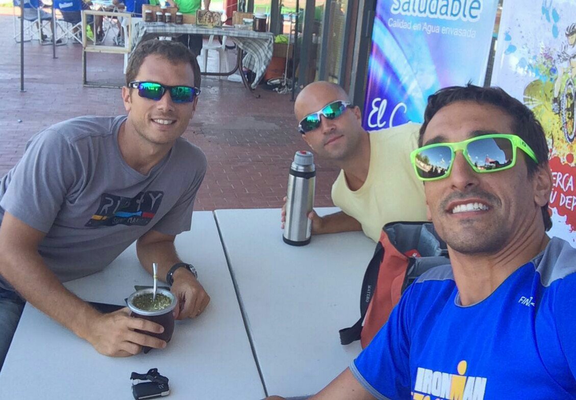 DebbieAven3's tweet photo. La banda de Pehuajo en la previa #triatlon Azul #Aven3 !! Vamoshhhh los pibes !! https://t.co/khOt5FwqaS