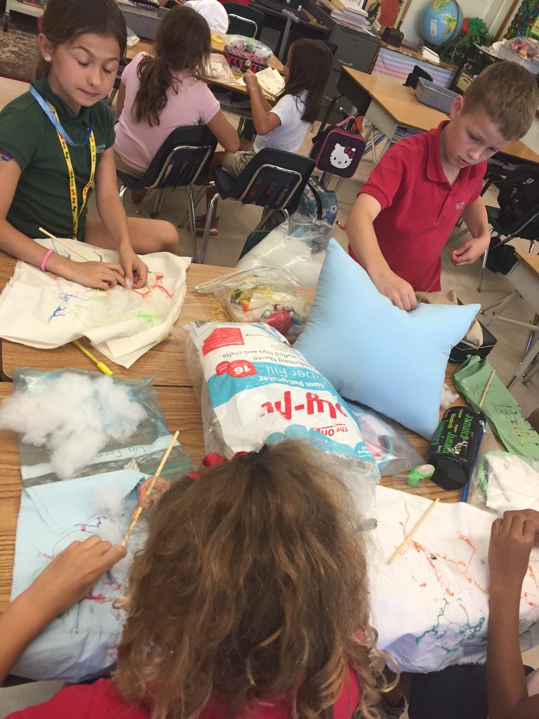 HowardDrivePTA's tweet photo. HDE third graders working on their needlecraft and 2D bead art for @miamidadefair #TheFairBeThere @ArtEdProgMDCPS https://t.co/21WpRLKAMF