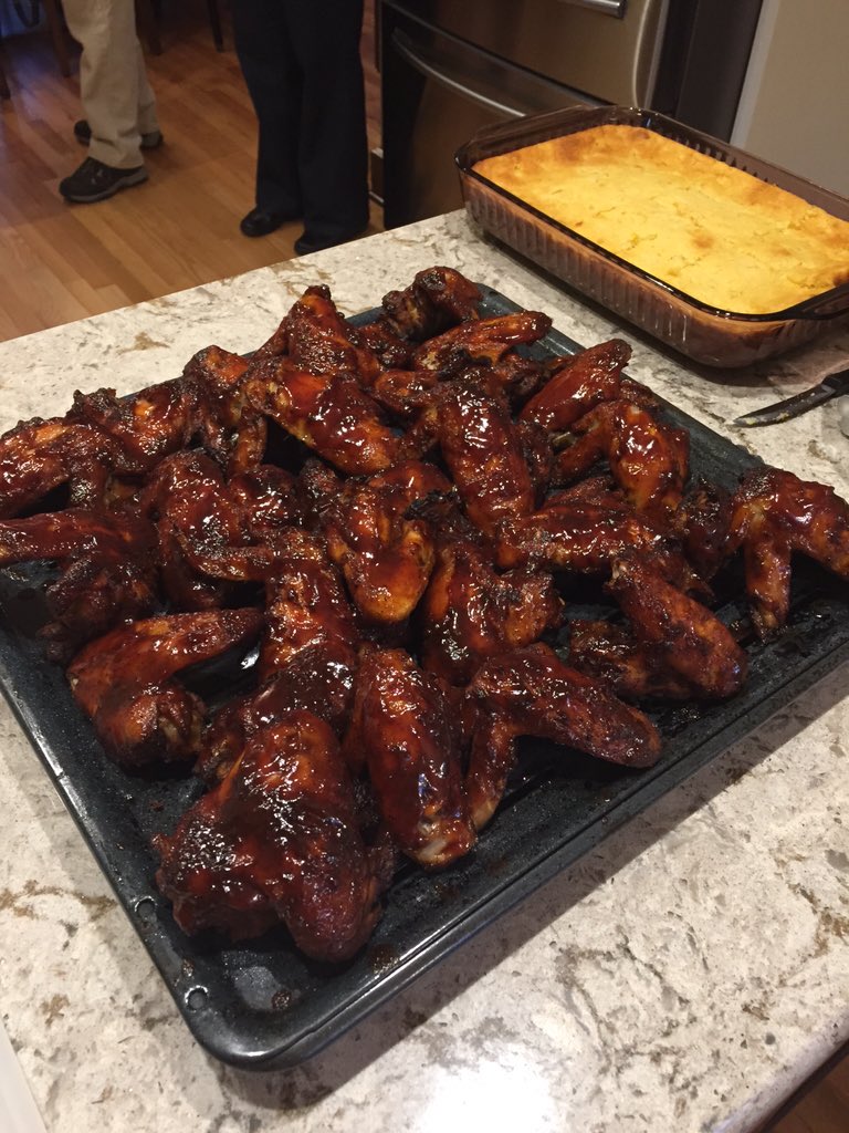 JBJr97's tweet photo. #BBQ Chicken Wings using my @CookshackInc 👍 #bbqlicious Mild #Winter here in NY. Thank God! https://t.co/61tiCyCylN