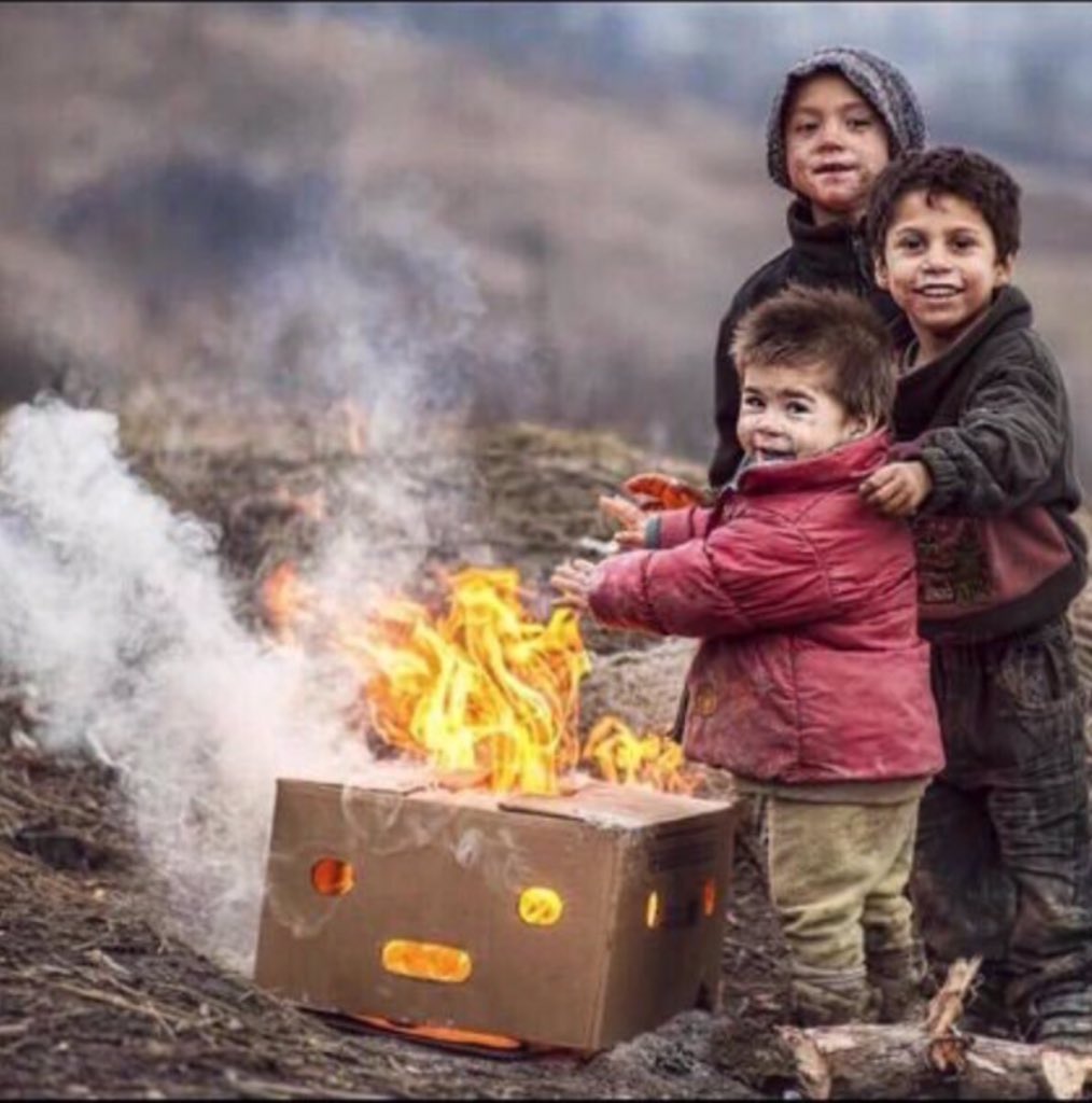 naif_alhaijry's tweet photo. الفقراء يعيشون برداً بنكهة الموت
هنيئاً لمن أودع جزءاً من راتبه في رصيد أخرته كصدقه أوملابس تأوي الفقراء من البرد .. https://t.co/F9RrAzwC6X