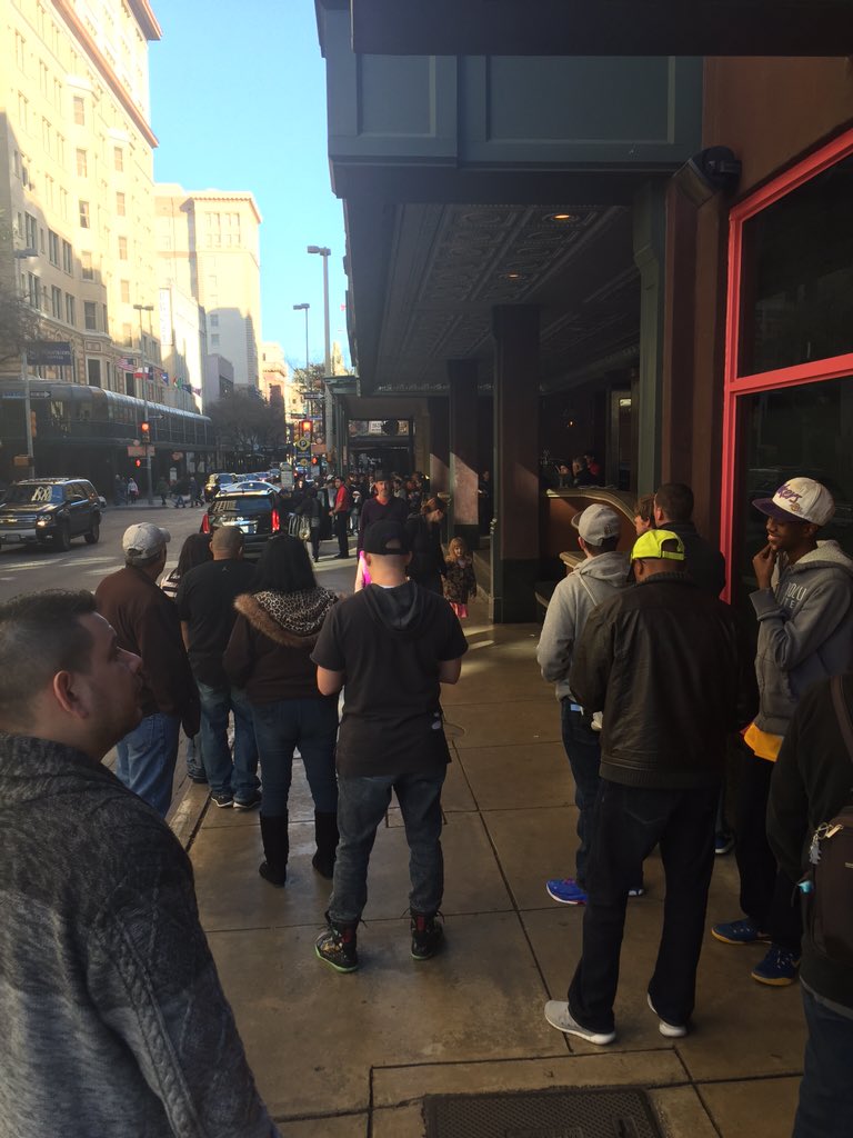 It would appear the #Lakers are staying at The Hotel Valencia.... Fans are lined up waiting for #Kobe. 🤔#Spurs #GSG