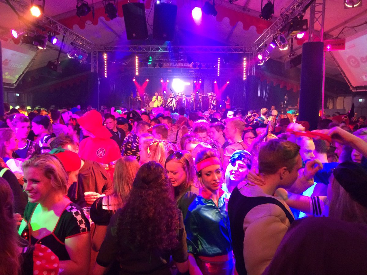 <a href="/Q5NewStyle/">Q5 New Style</a> ! Daar gaan wij, het is weer een Top feessie! #uitverkocht #altijdgezellig