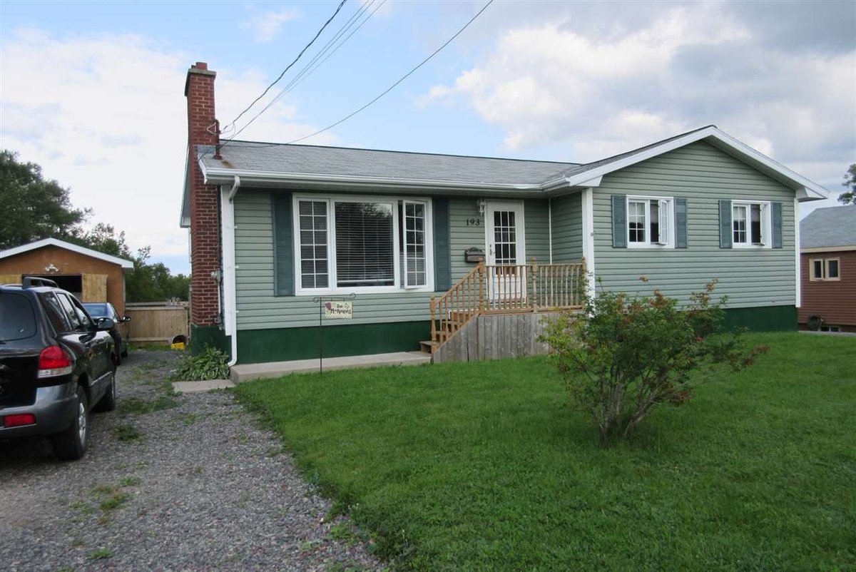 3 bdrm home in a nice neighbourhood with the BONUS of a 2nd lot included with the purchase. rem.ax/1ZZySgB