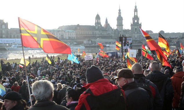 folha's tweet photo. Cidades da Europa têm manifestações a favor e contrárias a imigrantes https://t.co/4cE5A2xFm3 https://t.co/3axmhIMzDb