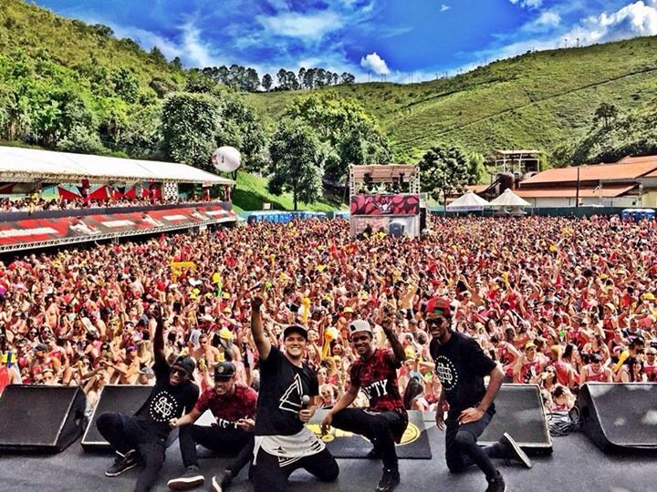 ThuthuDb's tweet photo. Rocinha e vidigal para o mundo  os hawaianos.   Alo paizão.     Olha isso 🙌👏👏👏 https://t.co/617bKwo9lS