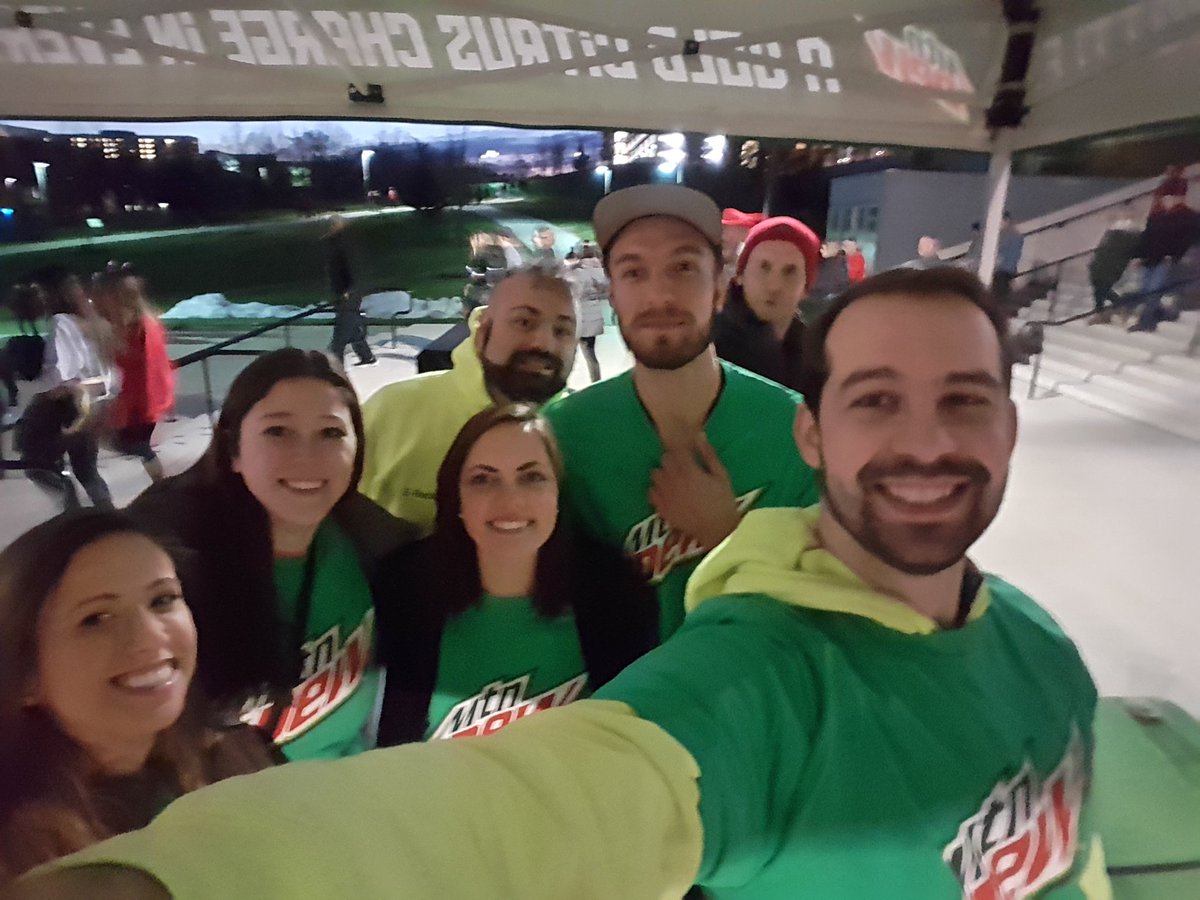 RAKinsler's tweet photo. Just #doingthedew w/ @GriffinQ @playuss & 15k @TerrapinHoops fans Retweet if you snagged a free can! #feartheturtle https://t.co/b9dreF6Zb2