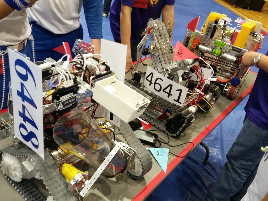 RoboSharks4641's tweet photo. Bot line up with our alliances https://t.co/zzS1lic47q