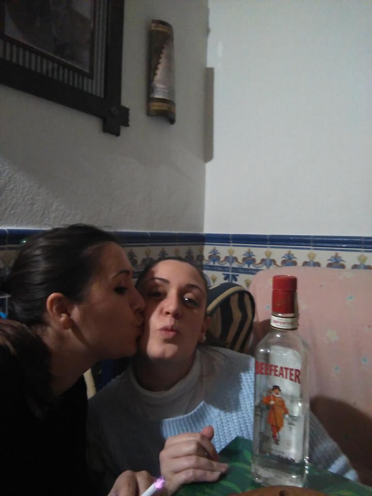 lorena2391's tweet photo. Ratito con mi comadre la mejor amiga, hermana, confidente y todo. Te quiero cariño https://t.co/fpU50aGnXc