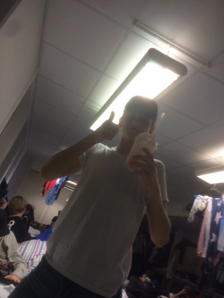 wahlqvistviktor's tweet photo. Lycklig efter lyxshake, imorgon blir det Max igen! #max #wings #tour #beapro https://t.co/BPl54EYxjC