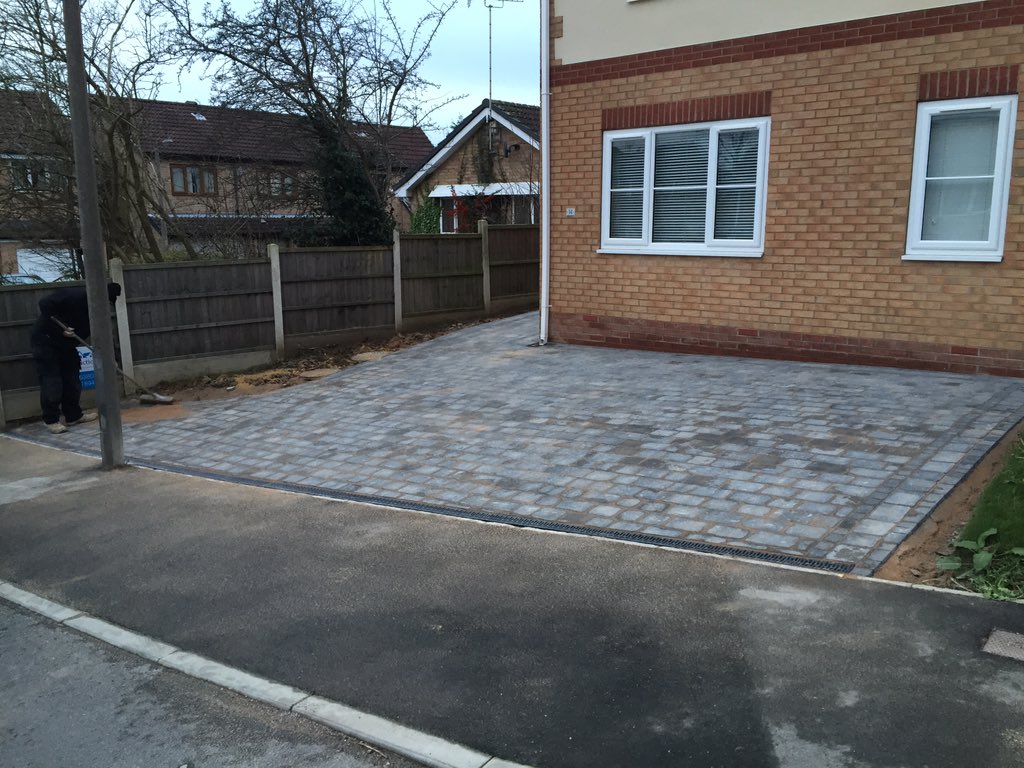 nrfconstruction's tweet photo. Driveway in Sheffield finished in Jan. Finished with #plaspave sorrento with como border. https://t.co/8oHhwMpBFp