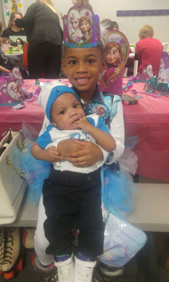 nurseBre4's tweet photo. #VayDay Pt. 2 #BigSis #LilBro #MyBabies 👫 https://t.co/fwWlLVY0zG