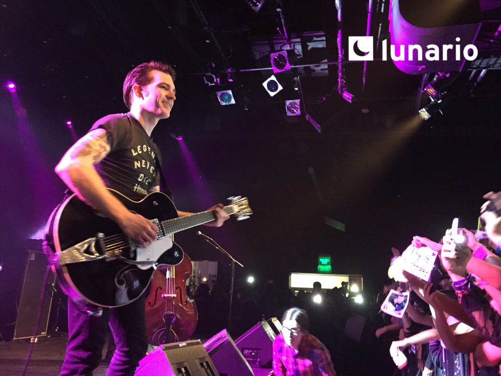 LunarioMx's tweet photo. De vuelta en casa, @DrakeBell se muestra contento ante el caluroso recibimiento de los fans. https://t.co/Oz0im7ktd9