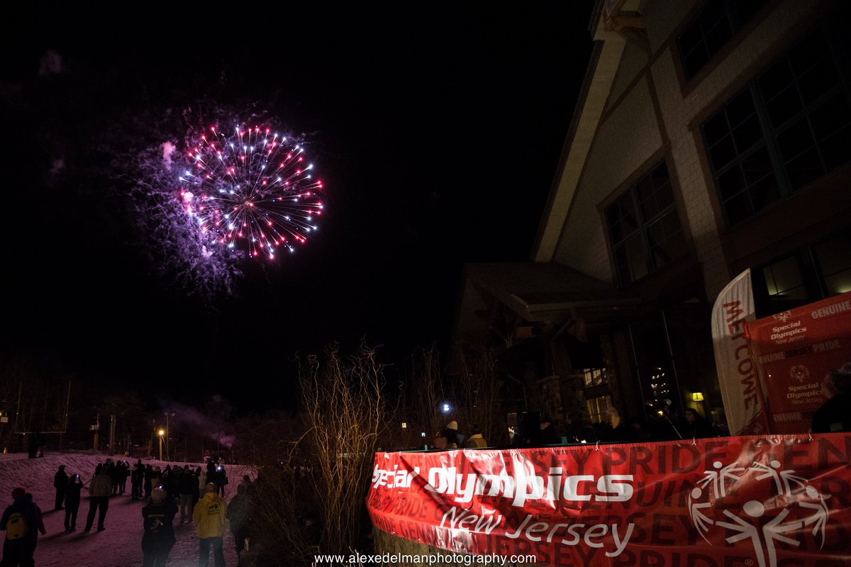 (10/10) Fireworks light the slopes of @mountiancreek for @SONewJersey #sonjwintergames opening ceremony.