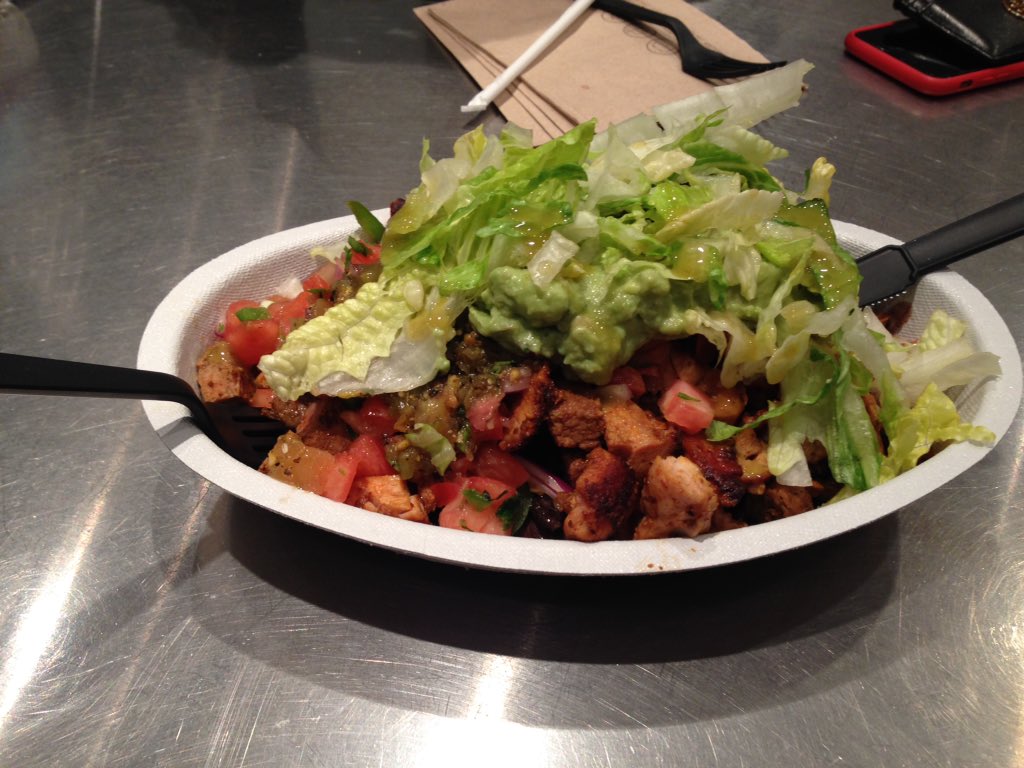 JWLevitt's tweet photo. @JennaDeutsch @ChipotleTweets but the bowls though.... #MonsterSized 👌🏻👍🏻 10/10 would recommend. https://t.co/oI5n3Pwjuf