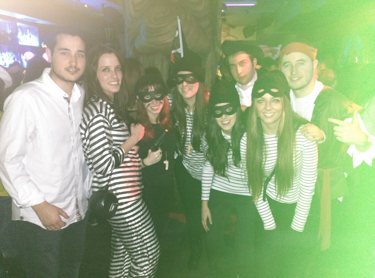Aliciaamartinez's tweet photo. @calleleonOnFire #carnavalescalleleon 💃💃 https://t.co/Zlfiy9Mn5U