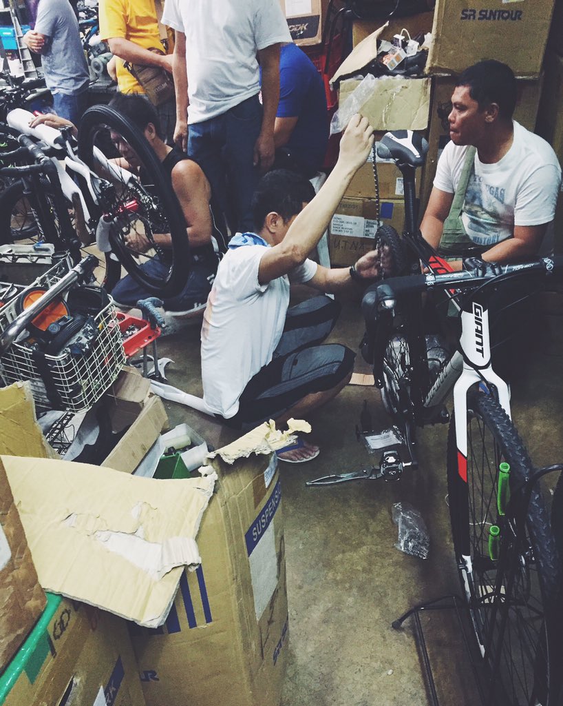 chokmanalo's tweet image. Experts at work. 🤓🔧🚴🏻👌🏻 #NoSpaceNoProblem 😁 #bike #cycling #mechanic #CristysBikeShop #Cartimar #Philippines
