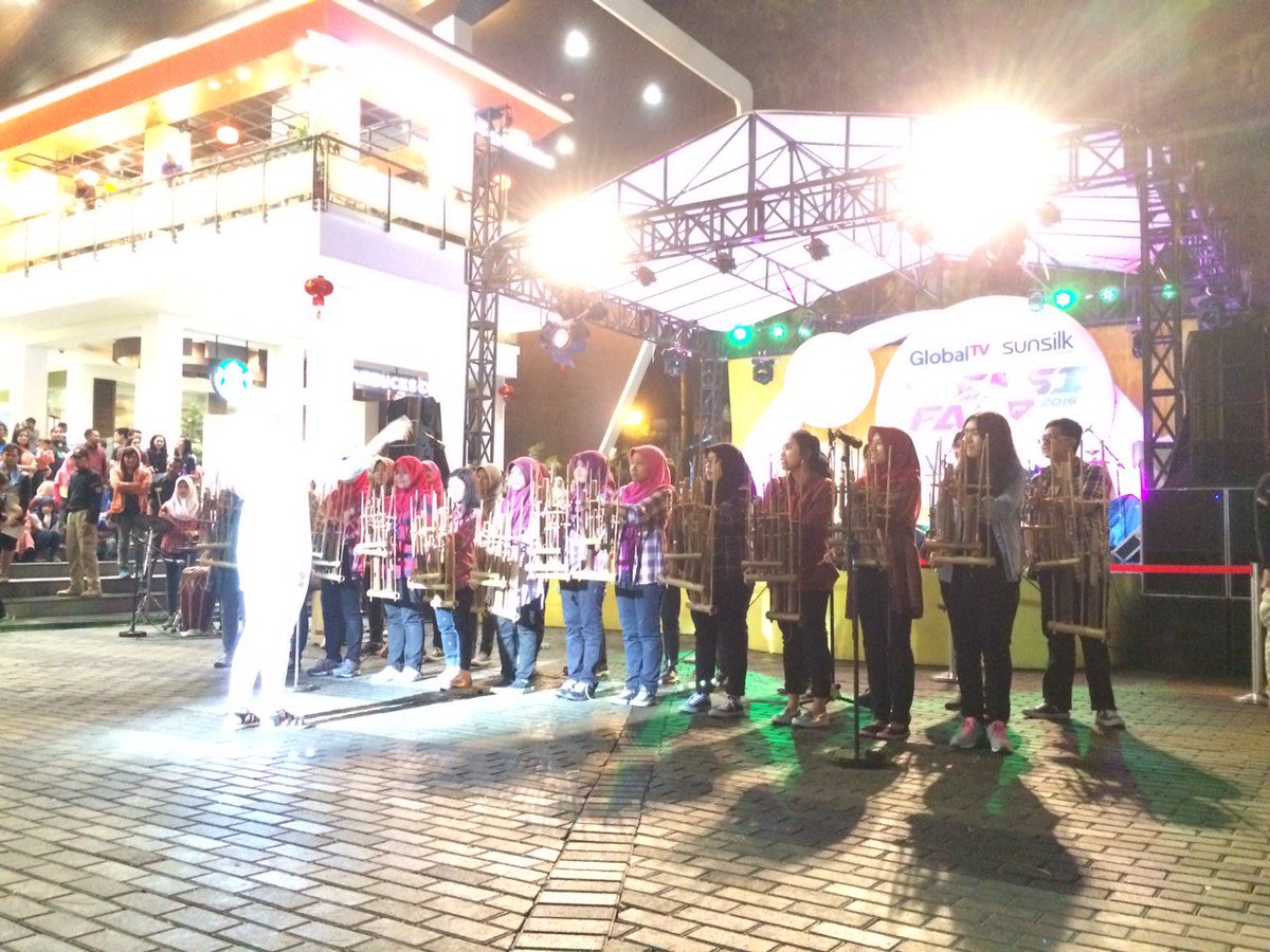 angklunglima's tweet photo. 30.01.2016 Ini dia aksi CAV kemarin @ pensi fair @Globaltvseru 
Keren yaa😄
Alhamdullilah dapet  juara ke-3 nih guys! https://t.co/h45RvEbMFX