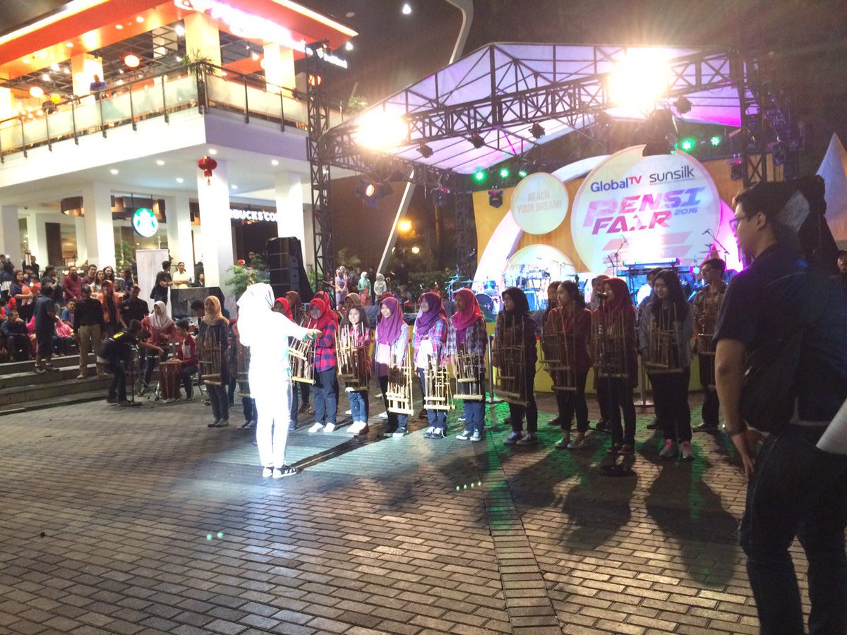 angklunglima's tweet photo. 30.01.2016 Ini dia aksi CAV kemarin @ pensi fair @Globaltvseru 
Keren yaa😄
Alhamdullilah dapet  juara ke-3 nih guys! https://t.co/h45RvEbMFX