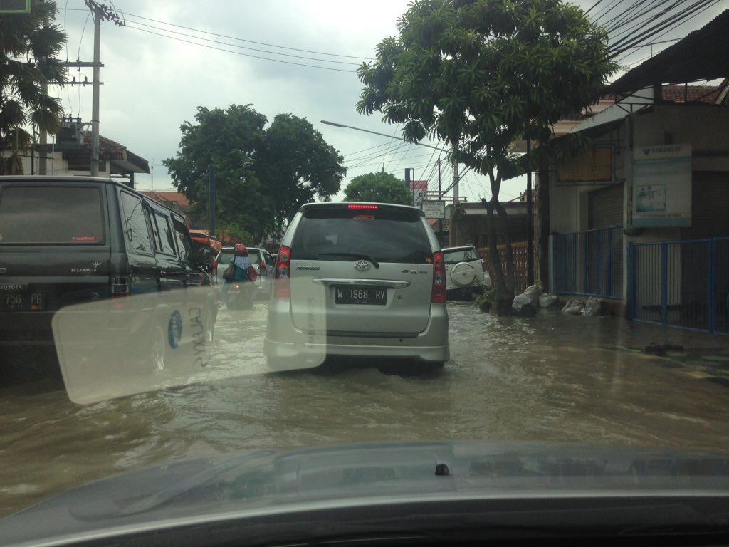 dianeka_n's tweet photo. Sepanjang jalan KH. Mukmin, jetis-SDA banjir. Sehingga membuat macet, selain krn volume kendaraan @e100ss https://t.co/4ujCxRCLoJ