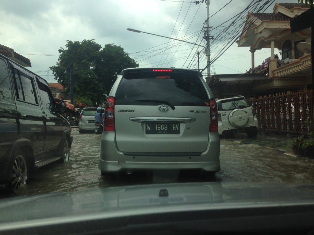 dianeka_n's tweet photo. Sepanjang jalan KH. Mukmin, jetis-SDA banjir. Sehingga membuat macet, selain krn volume kendaraan @e100ss https://t.co/4ujCxRCLoJ