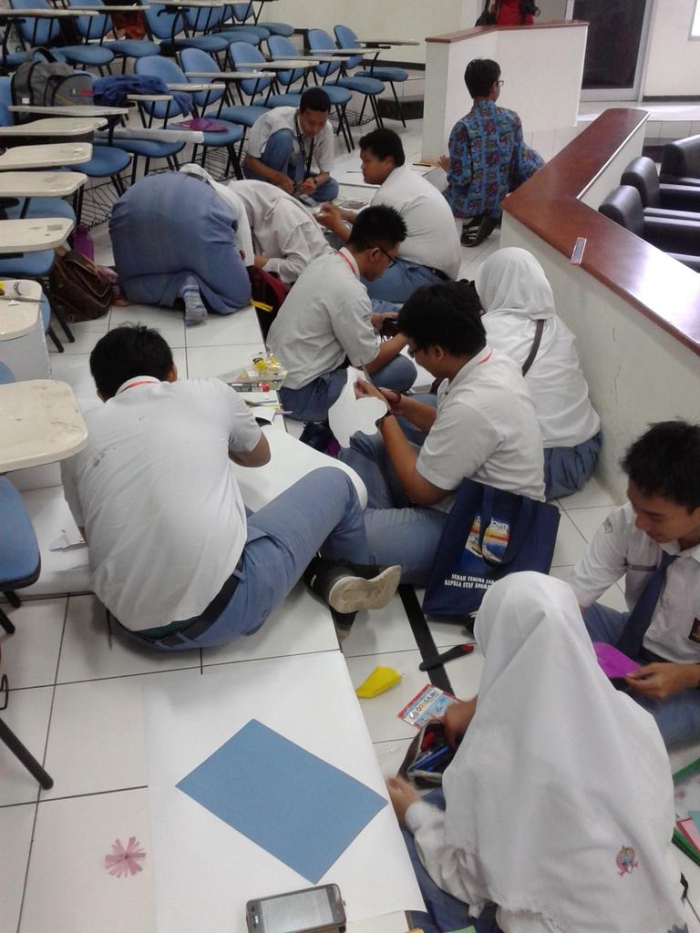 Sedang berlangsung lomba mini mading. Semangaat !!!