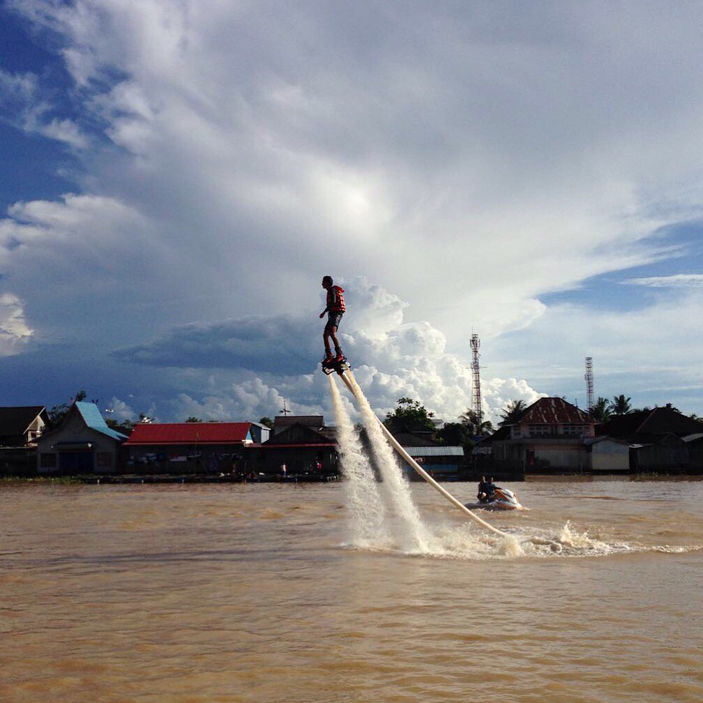myTrip_myAdvntr's tweet photo. Sedikit cuplikan dari segmen terakhir ini, we've done something that antimainstream guys !! Flyboard di sungaiii !! https://t.co/wXGT14Sfyu
