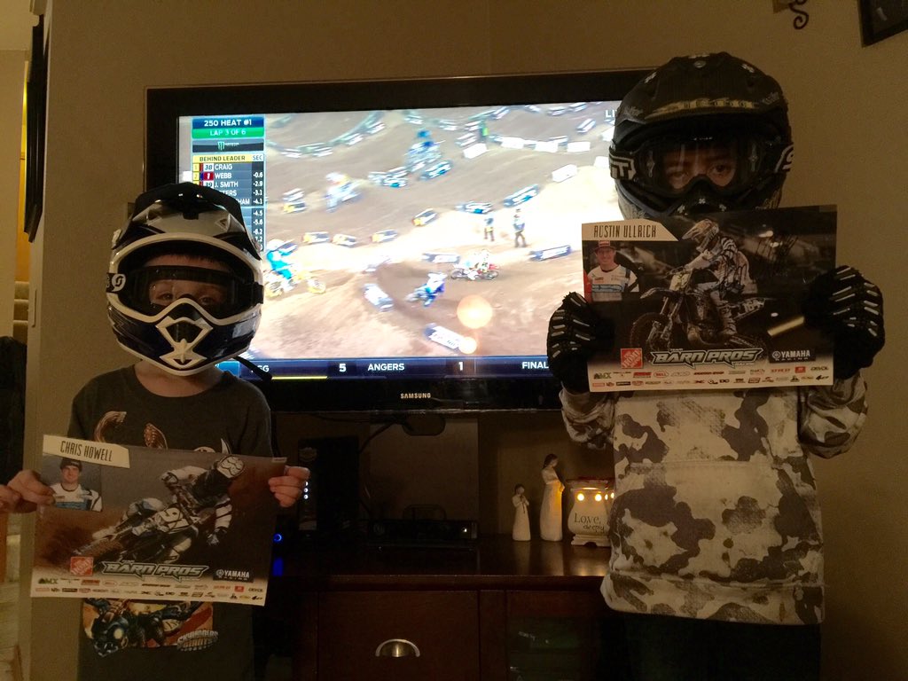 j_archuletta's tweet photo. @SupercrossLIVE they can't stop watching!! #hooked #SXonFOX #phoenix #barnprosracing https://t.co/VhFMbj99RI