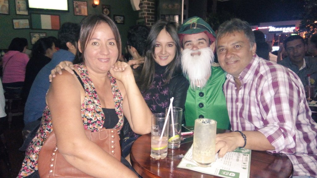 rpirishpub's tweet photo. @alebelotti1 #cantante @Irishpubmzls https://t.co/fxpjQerQJk