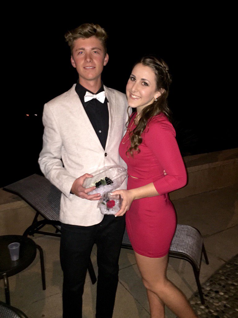 GillianFuller's tweet photo. Twiny lookin on fleek can't believe I missed it but ya look hot babe😘❤️ @fuller_liv https://t.co/7LVAiakcpl