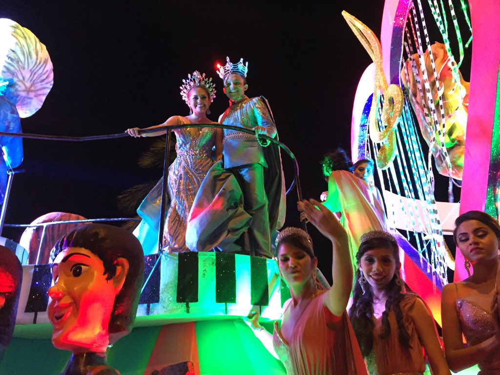 NuestraGenteCam's tweet photo. Reyes de la @UACam_Avanza presentes en el "Sábado de Bando" #CarnavalCampeche2016 https://t.co/DZqDIElGLE