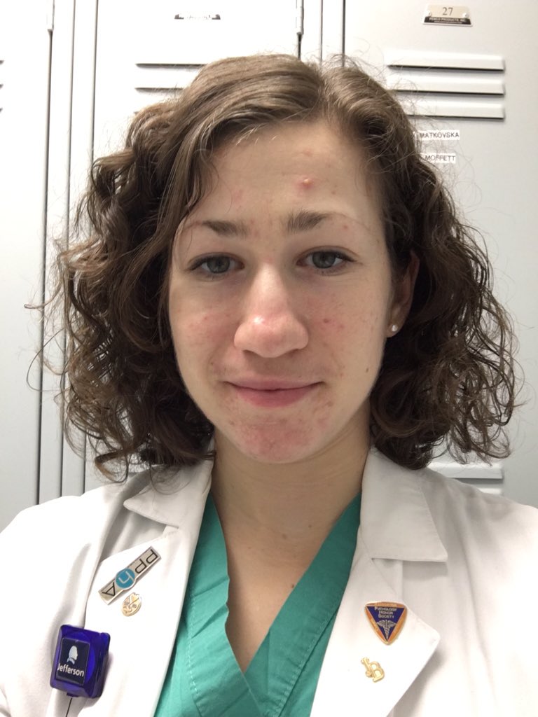 carlysedlock's tweet photo. #endofshift #saturdaynightinthehospital #ED #scrubs #medstudentlife https://t.co/licOEVjnnr