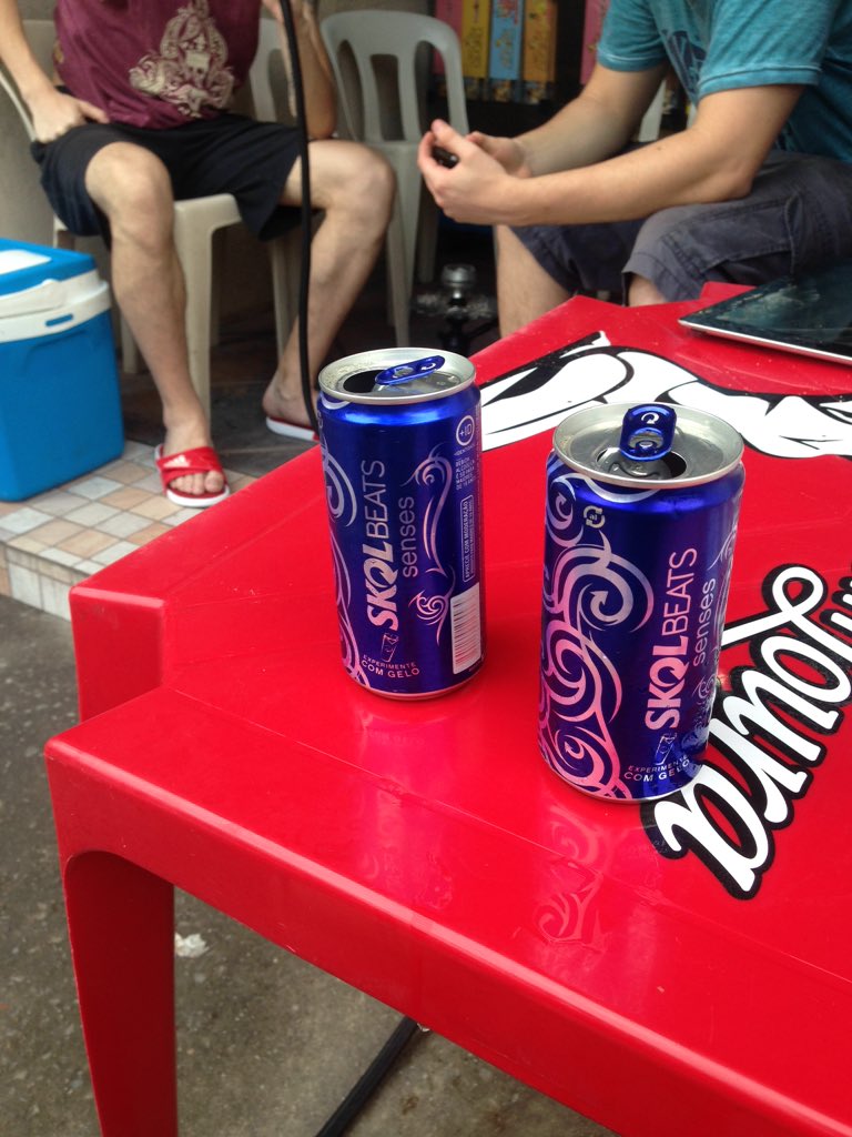 thaizoca_ls's tweet photo. E hoje ainda foi assim, tomeee skol beats hahaha https://t.co/yHIm9i4fpt