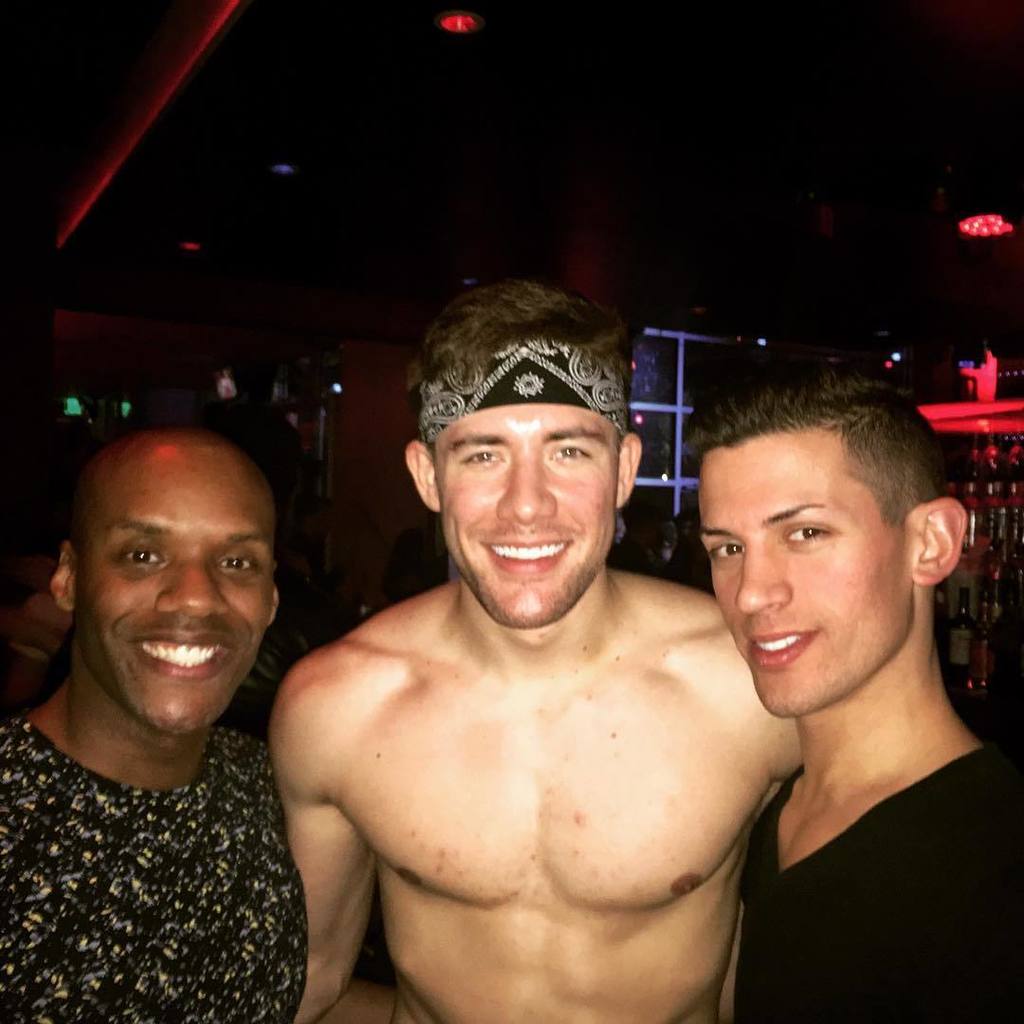 topgaynewz's tweet photo. Instagram: mbumbry Rethinking this whole winter in Chicago thing 😜 #tylerforthewin #herelo… https://t.co/OoyKEaQdTP https://t.co/oL1YIMYCjN