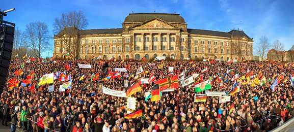 bilderschmid's tweet photo. @flecks Bei  @durchgezaehlt hat man es ja nicht so mit d.richtigen Teilnehmerzahlen! #Pegida #FestungEuropa https://t.co/UwwOGWugLu