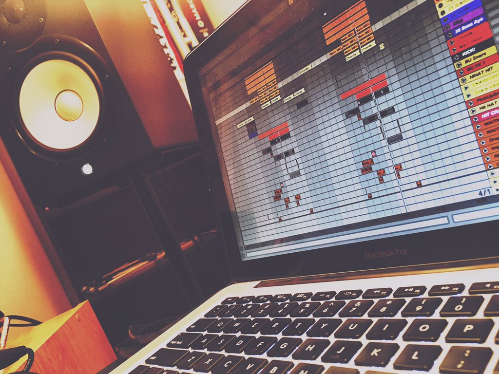 Vroxyle's tweet photo. Studio sesh tonight! #RemixMode #EDM #Dance #Producer #Music #Studio #Yamaha #AbletonLive https://t.co/ts2km9P3ck