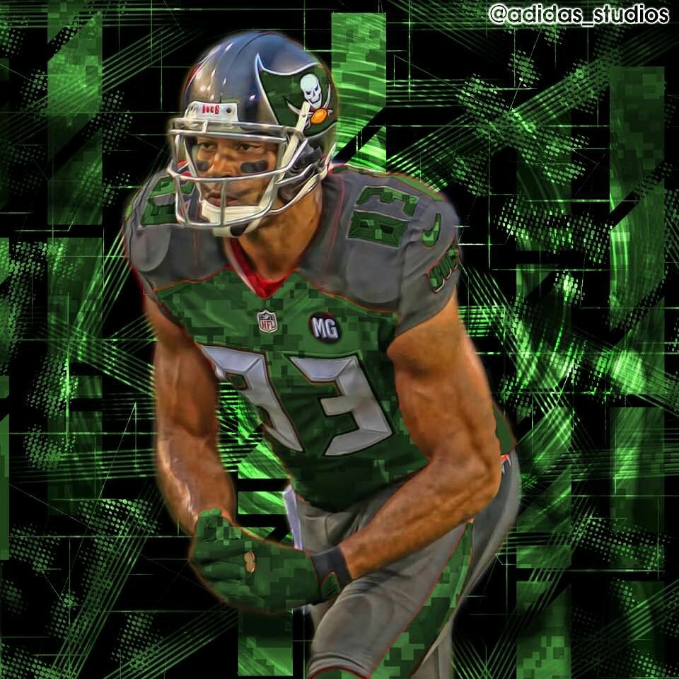 Adidas_Studios's tweet photo. Congrats to @VincentTJackson on winning the #SaluteToService Award #teamadidas @adidasfballus #vincentjackson https://t.co/2CjCzxAucQ