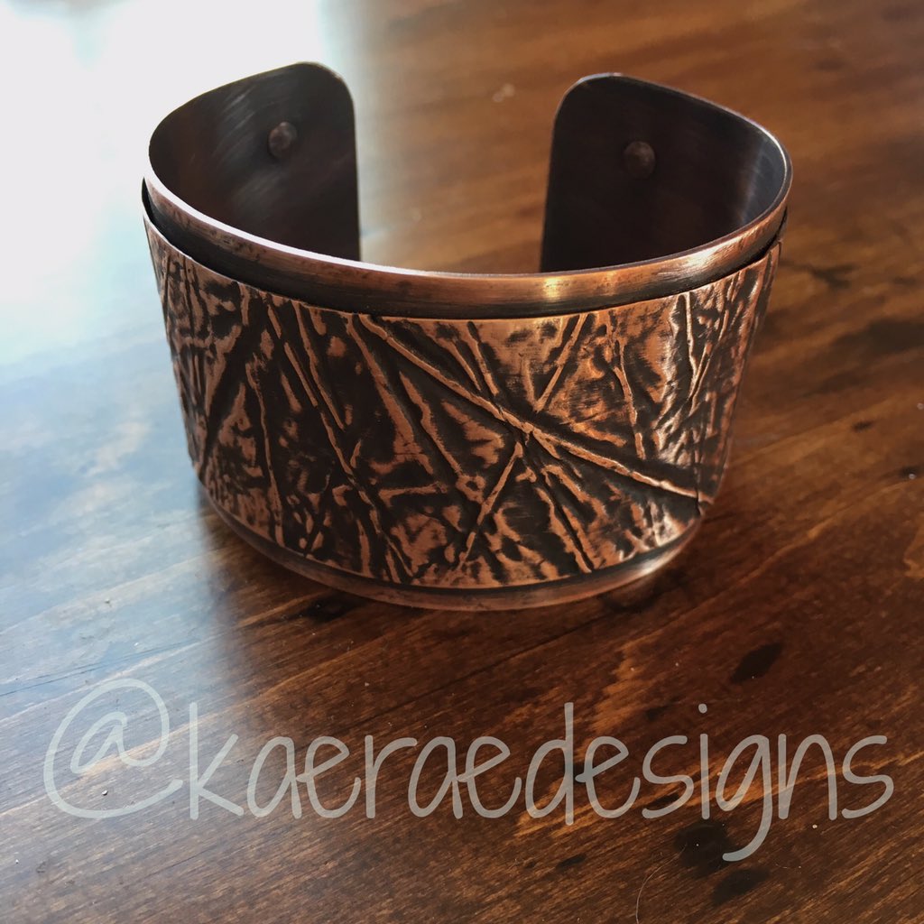 KaeRaeDesigns's tweet photo. Patinated copper cuff 😍 #kaeraedesigns #copperlove #coppercuff #stayhandmade #beunique #foldformed #artisanjewelry https://t.co/EVzTAPt2DM
