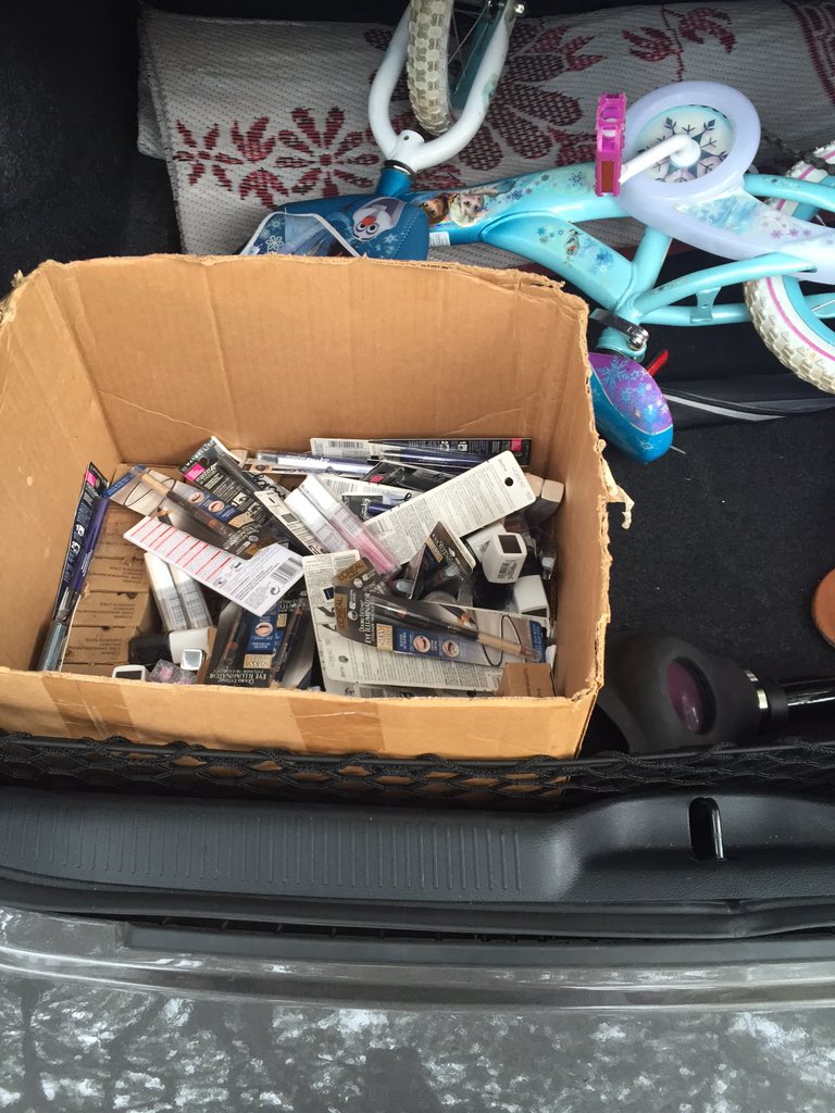 DntSlipx's tweet photo. The home'          Girl pulled up wit sum Cosmetics out the trunk 🤑🤑🤑🤑 https://t.co/44RXpZVPsa