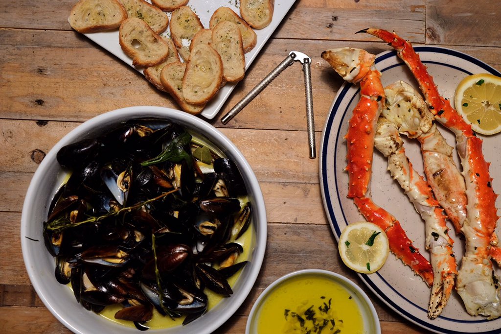 TheDanPowell's tweet image. 🍷+ 🦀 + 💪🏼's and a little @RayLaMontagne 🎶 at home - Saturday night is feeling 👌🏼cc: @tferriss #4hourchef inspired