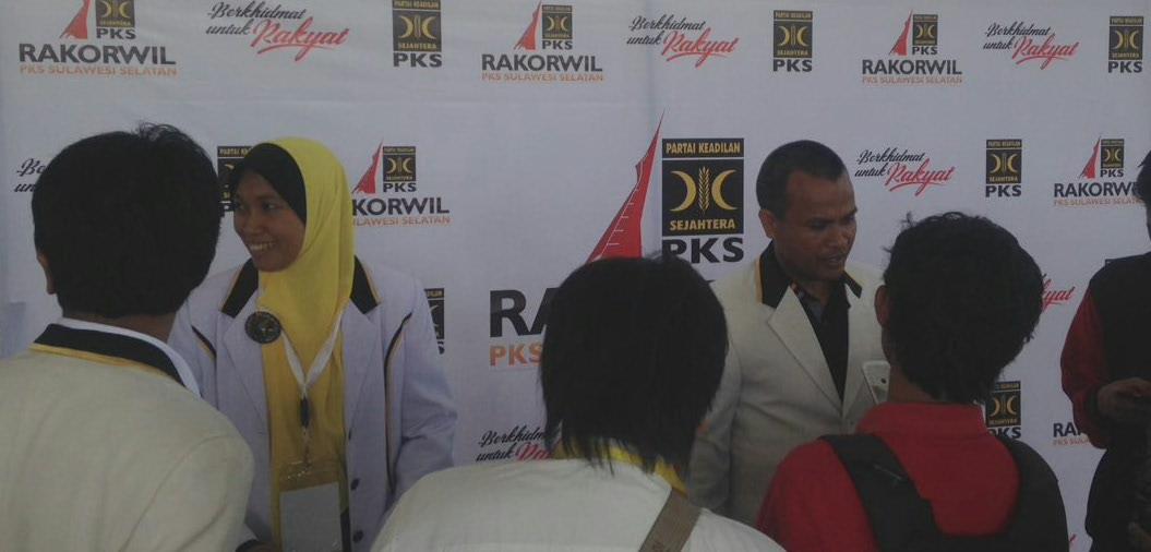 NhisaDelima's tweet photo. Pers Conference oleh Ketua DPW @PKSSulsel ust @M_Dg_Tutu #RakorwilPKS https://t.co/sePbAqIV5d