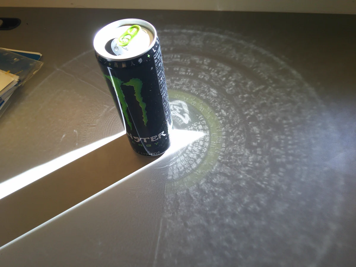 モンスターエナジーを光に当てると何かが浮かび上がる⁉